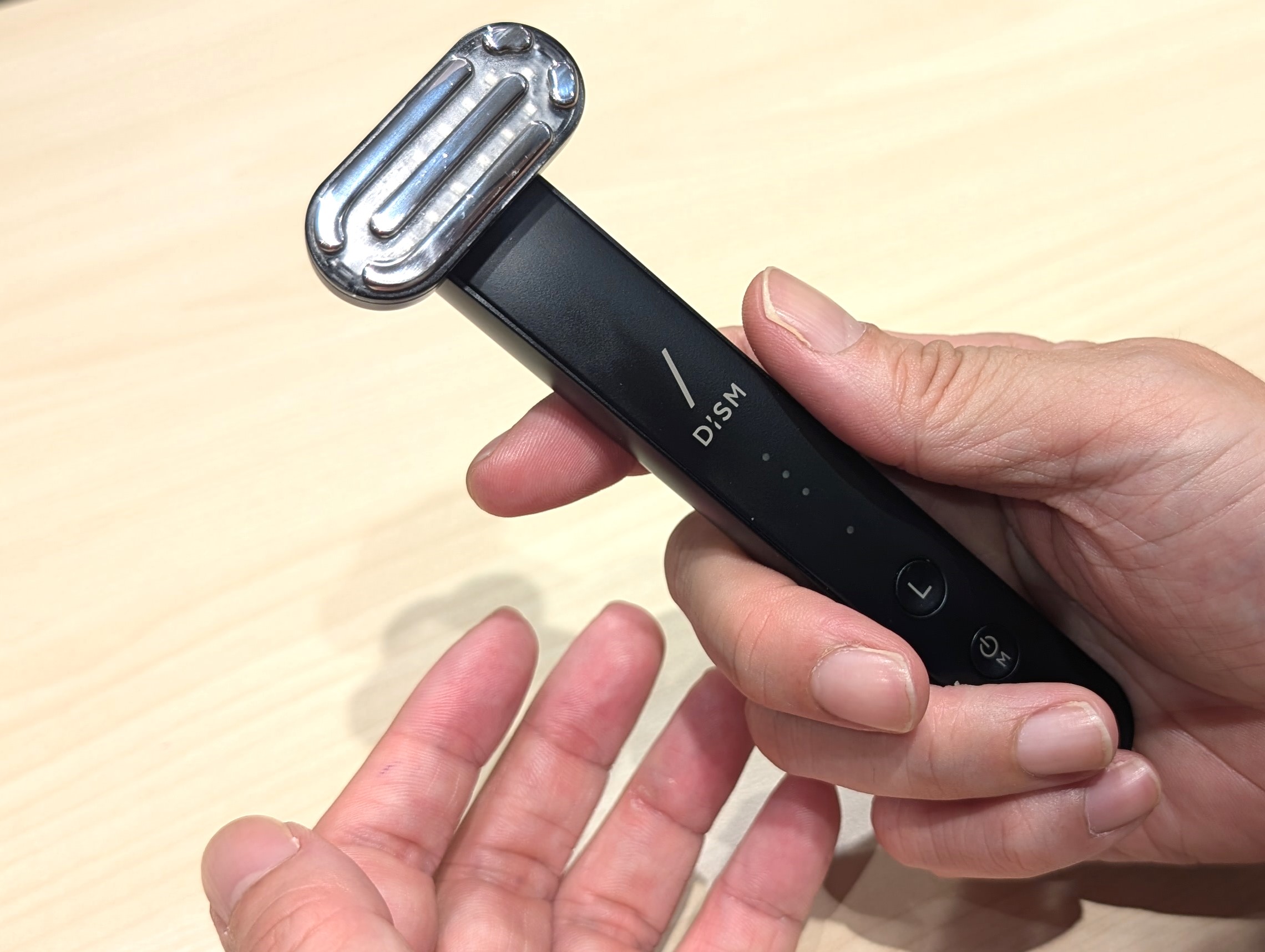 T字カミソリ型の美顔器？ 斬新な発想でメンズ美容を開拓するアンファー